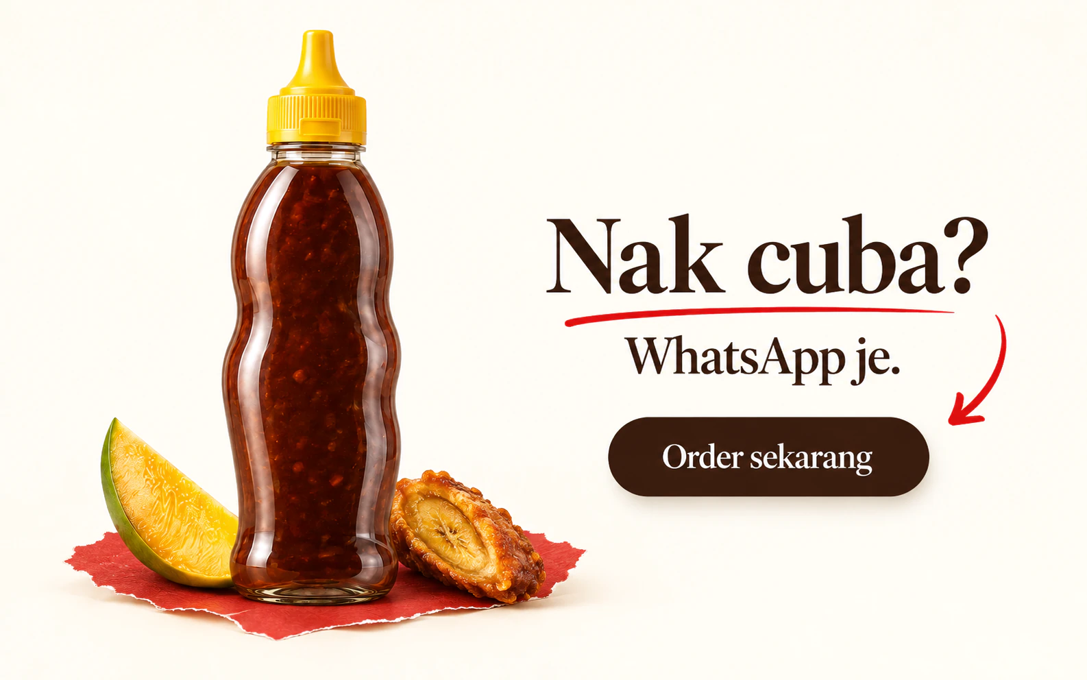 Botol sambal tanpa label bersama mangga dan pisang goreng di atas kertas merah.